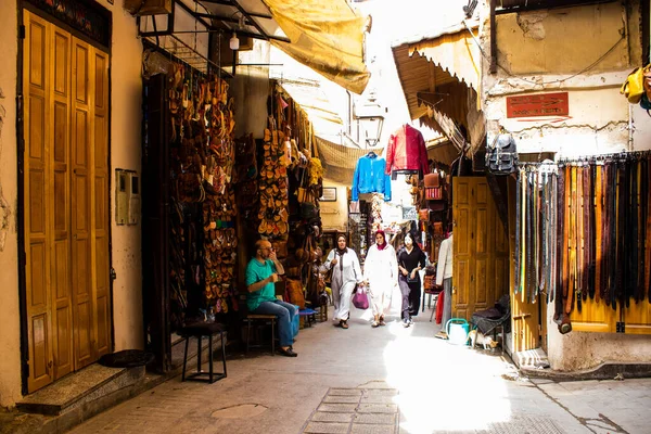 Fez, Fas - 12 Haziran 2022 Medine 'de yer alan Fez çarşıları kumaş, gıda ürünleri, makyaj malzemeleri ve ev aletleri gibi her türlü ürünü sunan geleneksel Arap pazarlarıdır.