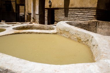 Fez, Fas - 13 Haziran 2022 Chouara Tannery, Chouara 'daki boya fıçıları Fez Medine' nin en ikonik manzaraları arasındadır. Eskiler 'in bronzlaşma ve boyama sanatı, içsel gerçekliğiyle.