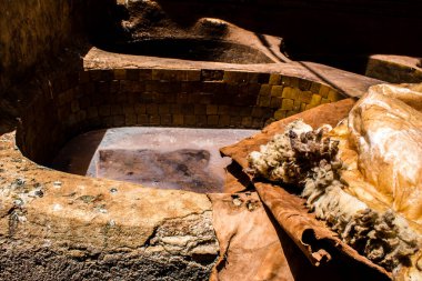 Fez, Fas - 13 Haziran 2022 Chouara Tannery, Chouara 'daki boya fıçıları Fez Medine' nin en ikonik manzaraları arasındadır. Eskiler 'in bronzlaşma ve boyama sanatı, içsel gerçekliğiyle.