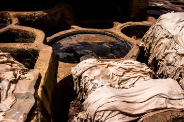 Fez, Fas - 13 Haziran 2022 Chouara Tannery, Chouara 'daki boya fıçıları Fez Medine' nin en ikonik manzaraları arasındadır. Eskiler 'in bronzlaşma ve boyama sanatı, içsel gerçekliğiyle.