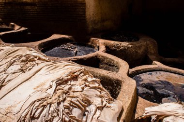 Fez, Fas - 13 Haziran 2022 Chouara Tannery, Chouara 'daki boya fıçıları Fez Medine' nin en ikonik manzaraları arasındadır. Eskiler 'in bronzlaşma ve boyama sanatı, içsel gerçekliğiyle.