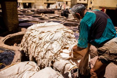 Fez, Fas - 13 Haziran 2022 Chouara Tannery, Chouara 'daki boya fıçıları Fez Medine' nin en ikonik manzaraları arasındadır. Eskiler 'in bronzlaşma ve boyama sanatı, içsel gerçekliğiyle.