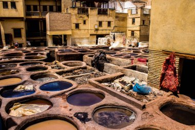 Fez, Fas - 13 Haziran 2022 Chouara Tannery, Chouara 'daki boya fıçıları Fez Medine' nin en ikonik manzaraları arasındadır. Eskiler 'in bronzlaşma ve boyama sanatı, içsel gerçekliğiyle.