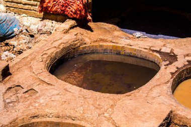 Fez, Fas - 13 Haziran 2022 Chouara Tannery, Chouara 'daki boya fıçıları Fez Medine' nin en ikonik manzaraları arasındadır. Eskiler 'in bronzlaşma ve boyama sanatı, içsel gerçekliğiyle.