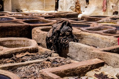 Fez, Fas - 13 Haziran 2022 Chouara Tannery, Chouara 'daki boya fıçıları Fez Medine' nin en ikonik manzaraları arasındadır. Eskiler 'in bronzlaşma ve boyama sanatı, içsel gerçekliğiyle.