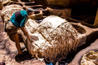 Fez, Fas - 13 Haziran 2022 Chouara Tannery, Chouara 'daki boya fıçıları Fez Medine' nin en ikonik manzaraları arasındadır. Eskiler 'in bronzlaşma ve boyama sanatı, içsel gerçekliğiyle.
