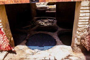 Fez, Fas - 13 Haziran 2022 Chouara Tannery, Chouara 'daki boya fıçıları Fez Medine' nin en ikonik manzaraları arasındadır. Eskiler 'in bronzlaşma ve boyama sanatı, içsel gerçekliğiyle.