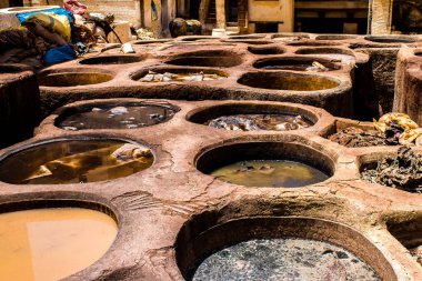 Fez, Fas - 13 Haziran 2022 Chouara Tannery, Chouara 'daki boya fıçıları Fez Medine' nin en ikonik manzaraları arasındadır. Eskiler 'in bronzlaşma ve boyama sanatı, içsel gerçekliğiyle.