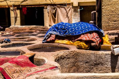 Fez, Fas - 13 Haziran 2022 Chouara Tannery, Chouara 'daki boya fıçıları Fez Medine' nin en ikonik manzaraları arasındadır. Eskiler 'in bronzlaşma ve boyama sanatı, içsel gerçekliğiyle.
