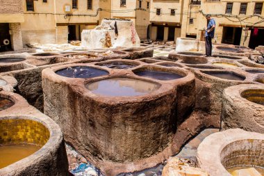 Fez, Fas - 13 Haziran 2022 Chouara Tannery, Chouara 'daki boya fıçıları Fez Medine' nin en ikonik manzaraları arasındadır. Eskiler 'in bronzlaşma ve boyama sanatı, içsel gerçekliğiyle.