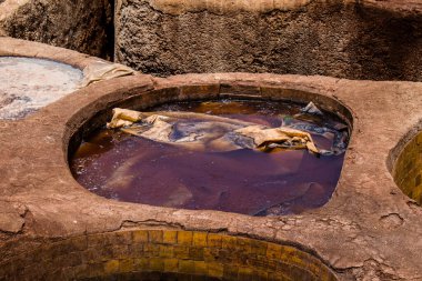 Fez, Fas - 13 Haziran 2022 Chouara Tannery, Chouara 'daki boya fıçıları Fez Medine' nin en ikonik manzaraları arasındadır. Eskiler 'in bronzlaşma ve boyama sanatı, içsel gerçekliğiyle.