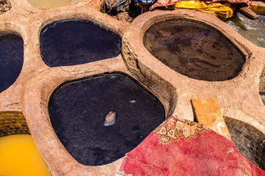 Fez, Fas - 13 Haziran 2022 Chouara Tannery, Chouara 'daki boya fıçıları Fez Medine' nin en ikonik manzaraları arasındadır. Eskiler 'in bronzlaşma ve boyama sanatı, içsel gerçekliğiyle.