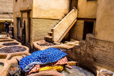 Fez, Fas - 13 Haziran 2022 Chouara Tannery, Chouara 'daki boya fıçıları Fez Medine' nin en ikonik manzaraları arasındadır. Eskiler 'in bronzlaşma ve boyama sanatı, içsel gerçekliğiyle.