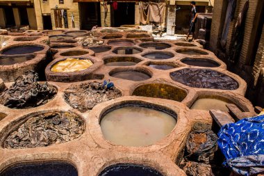 Fez, Fas - 13 Haziran 2022 Chouara Tannery, Chouara 'daki boya fıçıları Fez Medine' nin en ikonik manzaraları arasındadır. Eskiler 'in bronzlaşma ve boyama sanatı, içsel gerçekliğiyle.