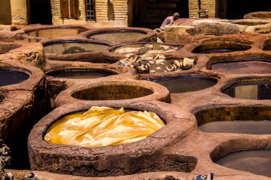Fez, Fas - 13 Haziran 2022 Chouara Tannery, Chouara 'daki boya fıçıları Fez Medine' nin en ikonik manzaraları arasındadır. Eskiler 'in bronzlaşma ve boyama sanatı, içsel gerçekliğiyle.