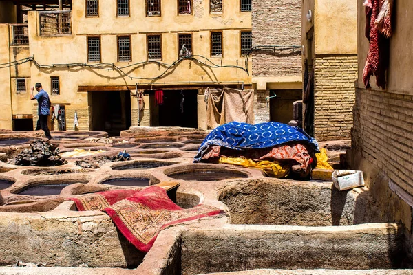 Fez, Fas - 13 Haziran 2022 Chouara Tannery, Chouara 'daki boya fıçıları Fez Medine' nin en ikonik manzaraları arasındadır. Eskiler 'in bronzlaşma ve boyama sanatı, içsel gerçekliğiyle.