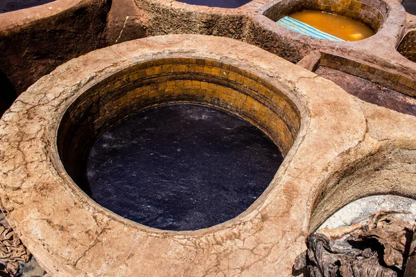 Fez, Fas - 13 Haziran 2022 Chouara Tannery, Chouara 'daki boya fıçıları Fez Medine' nin en ikonik manzaraları arasındadır. Eskiler 'in bronzlaşma ve boyama sanatı, içsel gerçekliğiyle.