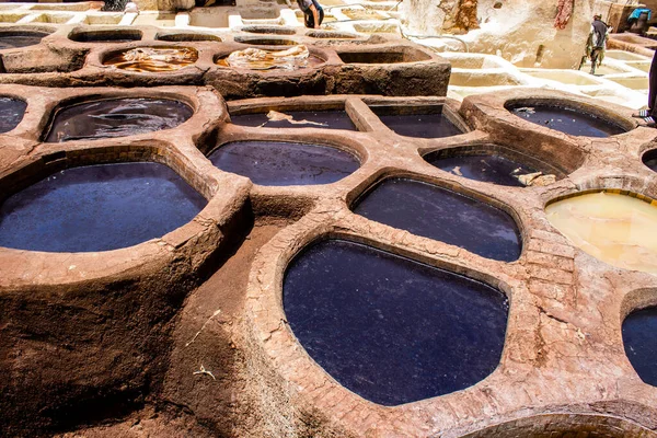 Fez, Fas - 13 Haziran 2022 Chouara Tannery, Chouara 'daki boya fıçıları Fez Medine' nin en ikonik manzaraları arasındadır. Eskiler 'in bronzlaşma ve boyama sanatı, içsel gerçekliğiyle.