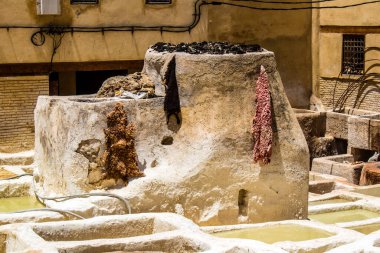 Fez, Fas - 13 Haziran 2022 Chouara Tannery, Chouara 'daki boya fıçıları Fez Medine' nin en ikonik manzaraları arasındadır. Eskiler 'in bronzlaşma ve boyama sanatı, içsel gerçekliğiyle.