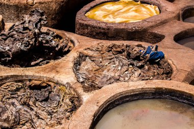 Fez, Fas - 13 Haziran 2022 Chouara Tannery, Chouara 'daki boya fıçıları Fez Medine' nin en ikonik manzaraları arasındadır. Eskiler 'in bronzlaşma ve boyama sanatı, içsel gerçekliğiyle.