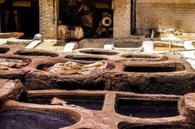 Fez, Fas - 13 Haziran 2022 Chouara Tannery, Chouara 'daki boya fıçıları Fez Medine' nin en ikonik manzaraları arasındadır. Eskiler 'in bronzlaşma ve boyama sanatı, içsel gerçekliğiyle.