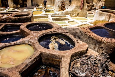 Fez, Fas - 13 Haziran 2022 Chouara Tannery, Chouara 'daki boya fıçıları Fez Medine' nin en ikonik manzaraları arasındadır. Eskiler 'in bronzlaşma ve boyama sanatı, içsel gerçekliğiyle.