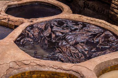 Fez, Fas - 13 Haziran 2022 Chouara Tannery, Chouara 'daki boya fıçıları Fez Medine' nin en ikonik manzaraları arasındadır. Eskiler 'in bronzlaşma ve boyama sanatı, içsel gerçekliğiyle.