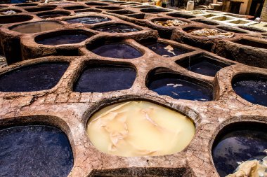 Fez, Fas - 13 Haziran 2022 Chouara Tannery, Chouara 'daki boya fıçıları Fez Medine' nin en ikonik manzaraları arasındadır. Eskiler 'in bronzlaşma ve boyama sanatı, içsel gerçekliğiyle.