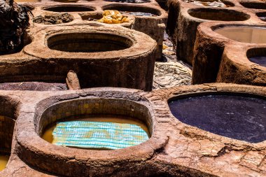 Fez, Fas - 13 Haziran 2022 Chouara Tannery, Chouara 'daki boya fıçıları Fez Medine' nin en ikonik manzaraları arasındadır. Eskiler 'in bronzlaşma ve boyama sanatı, içsel gerçekliğiyle.