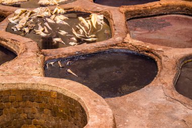 Fez, Fas - 13 Haziran 2022 Chouara Tannery, Chouara 'daki boya fıçıları Fez Medine' nin en ikonik manzaraları arasındadır. Eskiler 'in bronzlaşma ve boyama sanatı, içsel gerçekliğiyle.