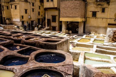 Fez, Fas - 13 Haziran 2022 Chouara Tannery, Chouara 'daki boya fıçıları Fez Medine' nin en ikonik manzaraları arasındadır. Eskiler 'in bronzlaşma ve boyama sanatı, içsel gerçekliğiyle.