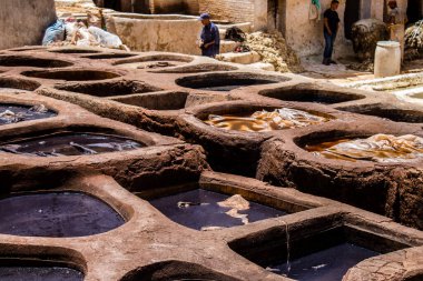 Fez, Fas - 13 Haziran 2022 Chouara Tannery, Chouara 'daki boya fıçıları Fez Medine' nin en ikonik manzaraları arasındadır. Eskiler 'in bronzlaşma ve boyama sanatı, içsel gerçekliğiyle.