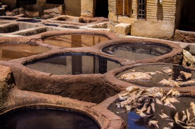 Fez, Fas - 13 Haziran 2022 Chouara Tannery, Chouara 'daki boya fıçıları Fez Medine' nin en ikonik manzaraları arasındadır. Eskiler 'in bronzlaşma ve boyama sanatı, içsel gerçekliğiyle.