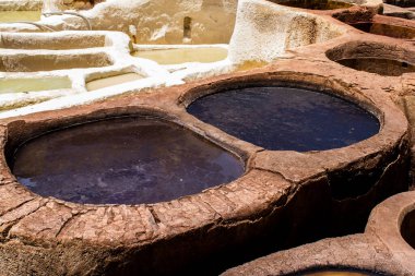 Fez, Fas - 13 Haziran 2022 Chouara Tannery, Chouara 'daki boya fıçıları Fez Medine' nin en ikonik manzaraları arasındadır. Eskiler 'in bronzlaşma ve boyama sanatı, içsel gerçekliğiyle.