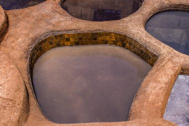 Fez, Fas - 13 Haziran 2022 Chouara Tannery, Chouara 'daki boya fıçıları Fez Medine' nin en ikonik manzaraları arasındadır. Eskiler 'in bronzlaşma ve boyama sanatı, içsel gerçekliğiyle.