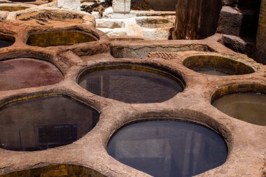 Fez, Fas - 13 Haziran 2022 Chouara Tannery, Chouara 'daki boya fıçıları Fez Medine' nin en ikonik manzaraları arasındadır. Eskiler 'in bronzlaşma ve boyama sanatı, içsel gerçekliğiyle.