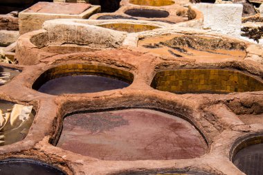 Fez, Fas - 13 Haziran 2022 Chouara Tannery, Chouara 'daki boya fıçıları Fez Medine' nin en ikonik manzaraları arasındadır. Eskiler 'in bronzlaşma ve boyama sanatı, içsel gerçekliğiyle.
