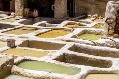 Fez, Fas - 13 Haziran 2022 Chouara Tannery, Chouara 'daki boya fıçıları Fez Medine' nin en ikonik manzaraları arasındadır. Eskiler 'in bronzlaşma ve boyama sanatı, içsel gerçekliğiyle.