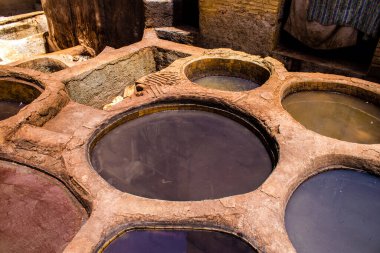 Fez, Fas - 13 Haziran 2022 Chouara Tannery, Chouara 'daki boya fıçıları Fez Medine' nin en ikonik manzaraları arasındadır. Eskiler 'in bronzlaşma ve boyama sanatı, içsel gerçekliğiyle.