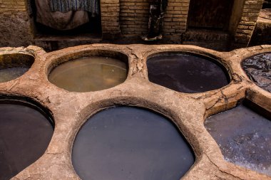 Fez, Fas - 13 Haziran 2022 Chouara Tannery, Chouara 'daki boya fıçıları Fez Medine' nin en ikonik manzaraları arasındadır. Eskiler 'in bronzlaşma ve boyama sanatı, içsel gerçekliğiyle.