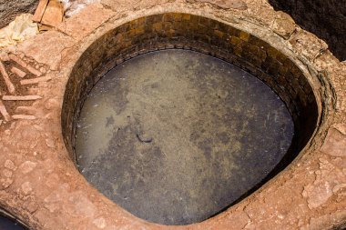 Fez, Fas - 13 Haziran 2022 Chouara Tannery, Chouara 'daki boya fıçıları Fez Medine' nin en ikonik manzaraları arasındadır. Eskiler 'in bronzlaşma ve boyama sanatı, içsel gerçekliğiyle.