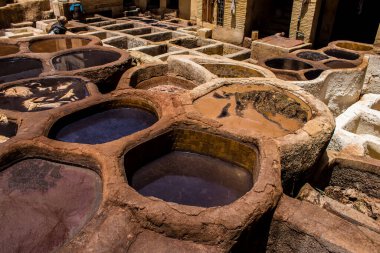 Fez, Fas - 13 Haziran 2022 Chouara Tannery, Chouara 'daki boya fıçıları Fez Medine' nin en ikonik manzaraları arasındadır. Eskiler 'in bronzlaşma ve boyama sanatı, içsel gerçekliğiyle.
