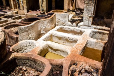 Fez, Fas - 13 Haziran 2022 Chouara Tannery, Chouara 'daki boya fıçıları Fez Medine' nin en ikonik manzaraları arasındadır. Eskiler 'in bronzlaşma ve boyama sanatı, içsel gerçekliğiyle.