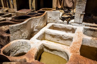 Fez, Fas - 13 Haziran 2022 Chouara Tannery, Chouara 'daki boya fıçıları Fez Medine' nin en ikonik manzaraları arasındadır. Eskiler 'in bronzlaşma ve boyama sanatı, içsel gerçekliğiyle.