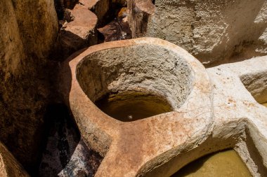 Fez, Fas - 13 Haziran 2022 Chouara Tannery, Chouara 'daki boya fıçıları Fez Medine' nin en ikonik manzaraları arasındadır. Eskiler 'in bronzlaşma ve boyama sanatı, içsel gerçekliğiyle.