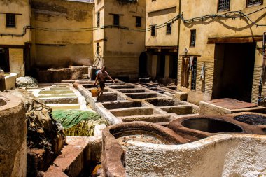 Fez, Fas - 13 Haziran 2022 Chouara Tannery, Chouara 'daki boya fıçıları Fez Medine' nin en ikonik manzaraları arasındadır. Eskiler 'in bronzlaşma ve boyama sanatı, içsel gerçekliğiyle.