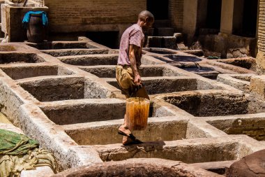Fez, Fas - 13 Haziran 2022 Chouara Tannery, Chouara 'daki boya fıçıları Fez Medine' nin en ikonik manzaraları arasındadır. Eskiler 'in bronzlaşma ve boyama sanatı, içsel gerçekliğiyle.