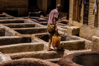 Fez, Fas - 13 Haziran 2022 Chouara Tannery, Chouara 'daki boya fıçıları Fez Medine' nin en ikonik manzaraları arasındadır. Eskiler 'in bronzlaşma ve boyama sanatı, içsel gerçekliğiyle.