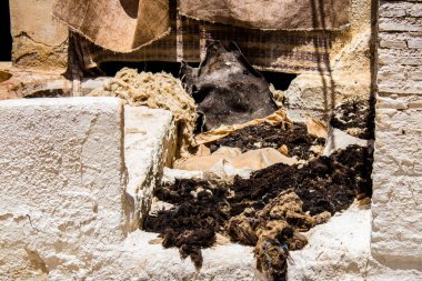 Fez, Fas - 13 Haziran 2022 Chouara Tannery, Chouara 'daki boya fıçıları Fez Medine' nin en ikonik manzaraları arasındadır. Eskiler 'in bronzlaşma ve boyama sanatı, içsel gerçekliğiyle.