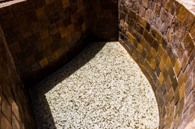 Fez, Fas - 13 Haziran 2022 Chouara Tannery, Chouara 'daki boya fıçıları Fez Medine' nin en ikonik manzaraları arasındadır. Eskiler 'in bronzlaşma ve boyama sanatı, içsel gerçekliğiyle.